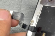 电视屏幕一根排线导致黑屏的原因是什么？如何解决？
