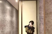 使用两个手机进行镜子自拍的方法是什么？如何确保照片质量？