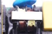雅迪充电器盖子打不开怎么办？拆开盖子的正确方法是什么？