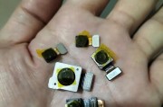 手机上一排三个摄像头代表什么？