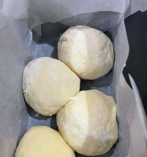 如何用电饭煲做出有气泡的美味面包（轻松掌握技巧）