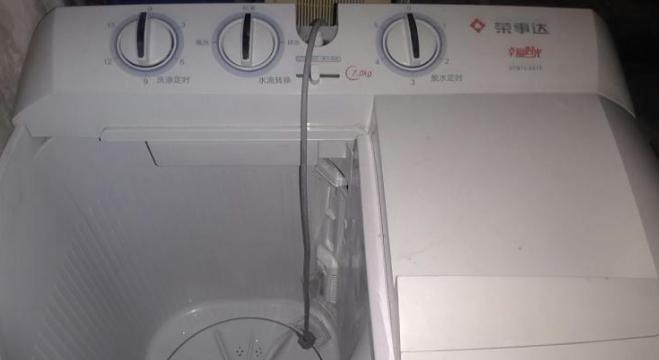 洗衣机不停加水的故障原因及修理方法（掌握修理洗衣机不停加水的技巧）