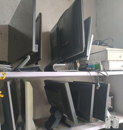 解决显示器自动发红问题的方法（探索显示器发红原因与解决方案）