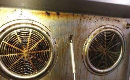 如何清洗油烟机内厚重的油烟（简单易行的清洗方法来解决油烟机内油烟过于浓厚的问题）