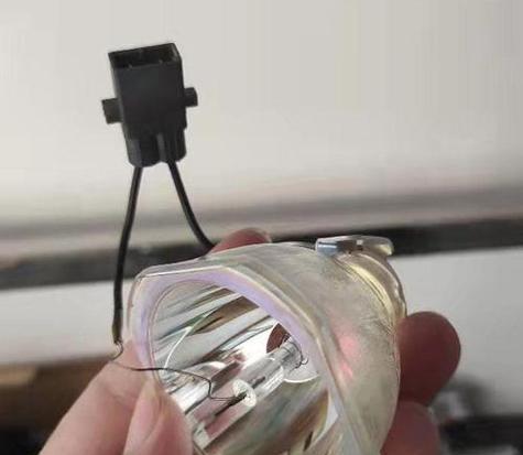 全密闭投影仪换灯泡的正确步骤是什么？
