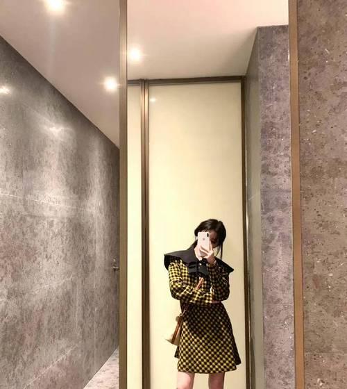 使用两个手机进行镜子自拍的方法是什么？如何确保照片质量？