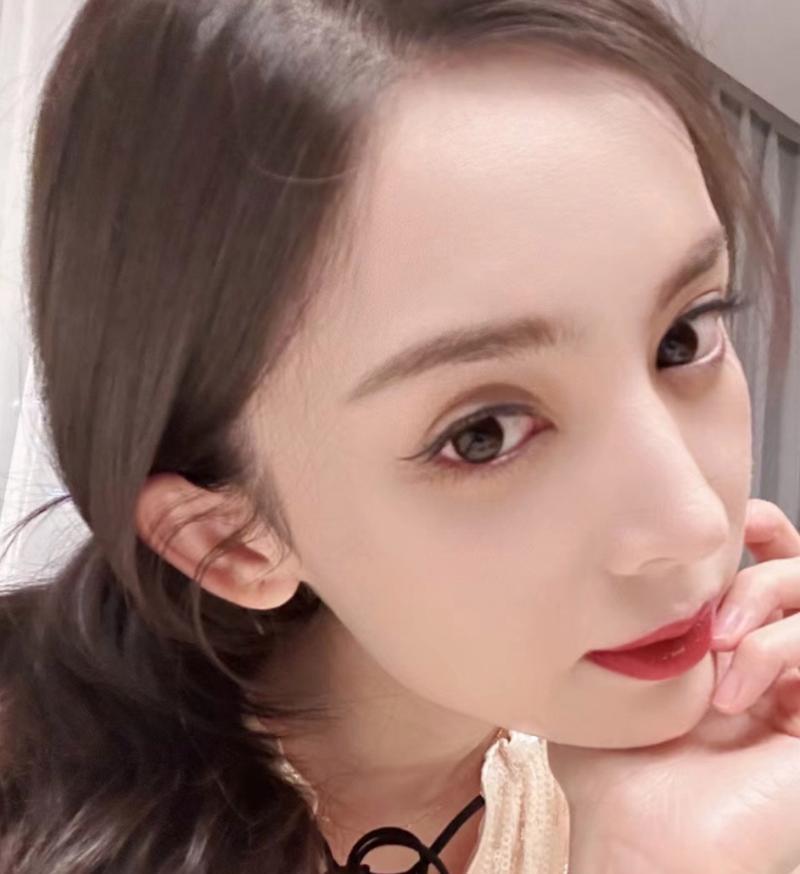 使用两个手机进行镜子自拍的方法是什么？如何确保照片质量？