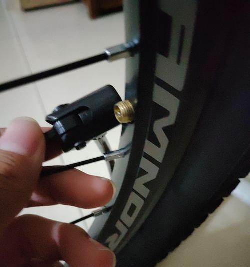 自行车手机夹拍照功能如何启用？使用时应注意什么？