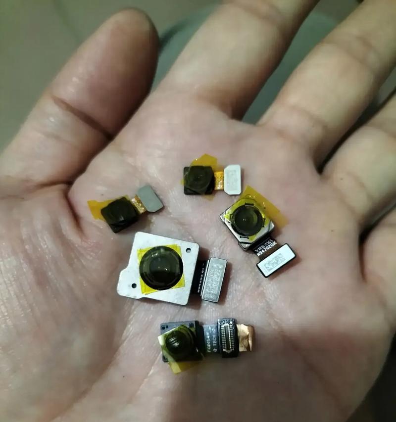 手机上一排三个摄像头代表什么？