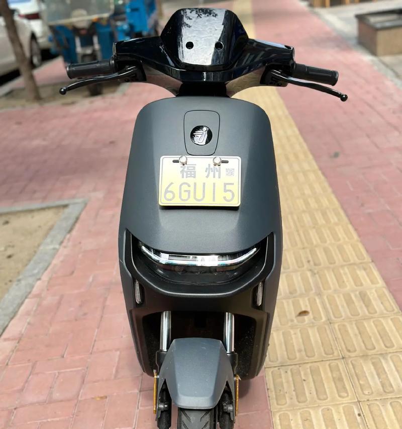 f90m原装充电器外观是怎样的？辨别真伪的方法有哪些？