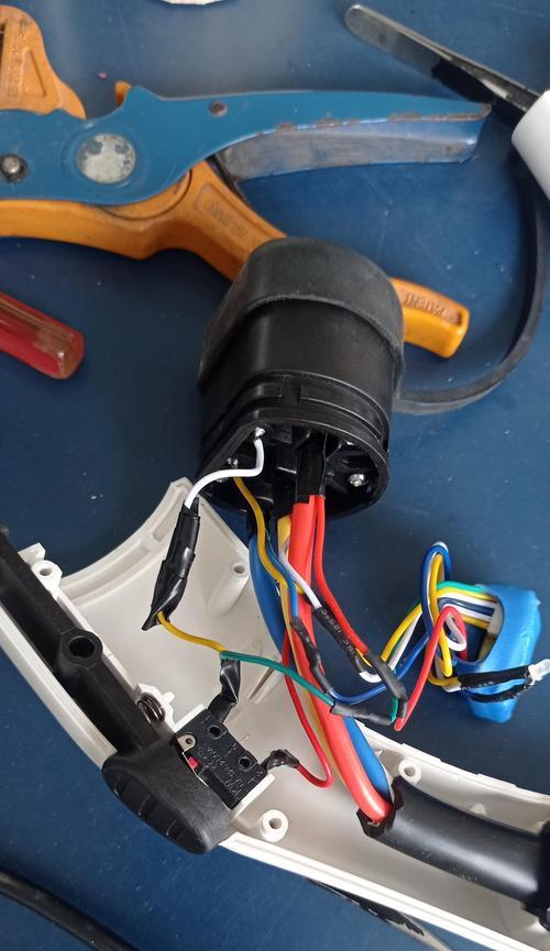 充电器电压模块的作用是什么？