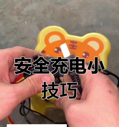 拆开充电器时如何避免损坏电池？