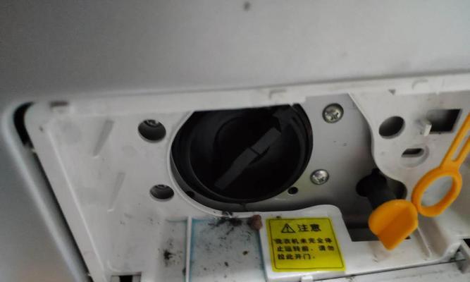 滚筒洗衣机脏污盒位置在哪里？