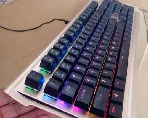 按哪个键可以让键盘灯亮起？键盘灯亮的按键是什么？