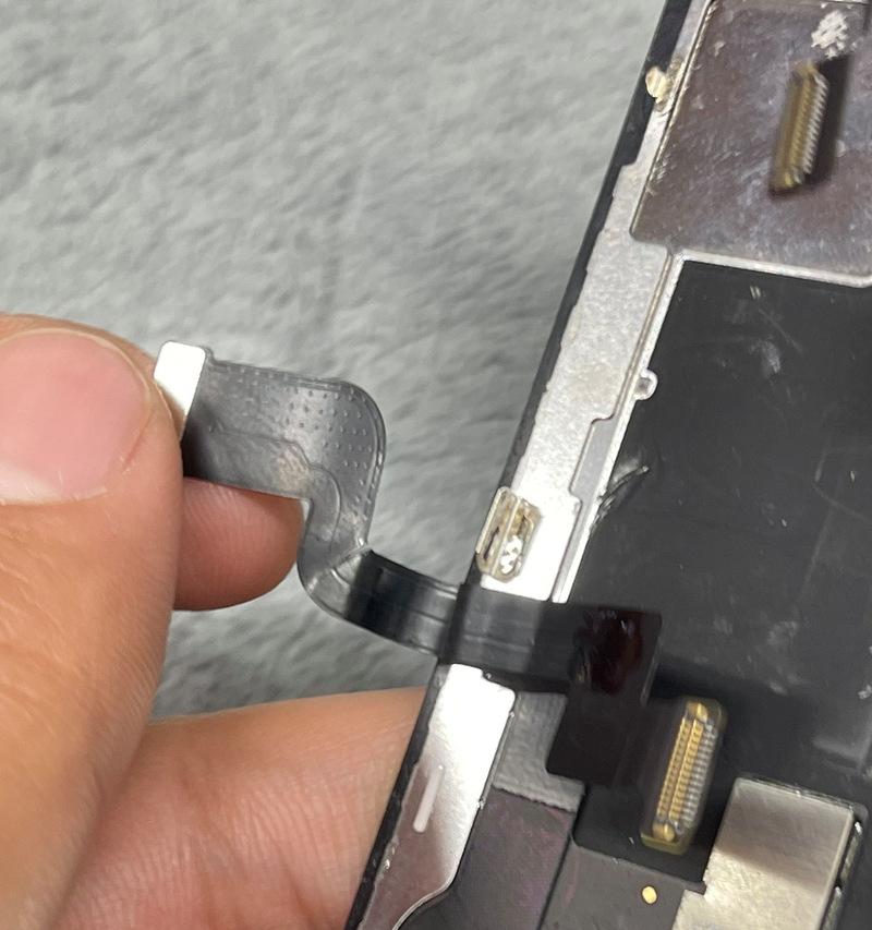 电视屏幕一根排线导致黑屏的原因是什么？如何解决？