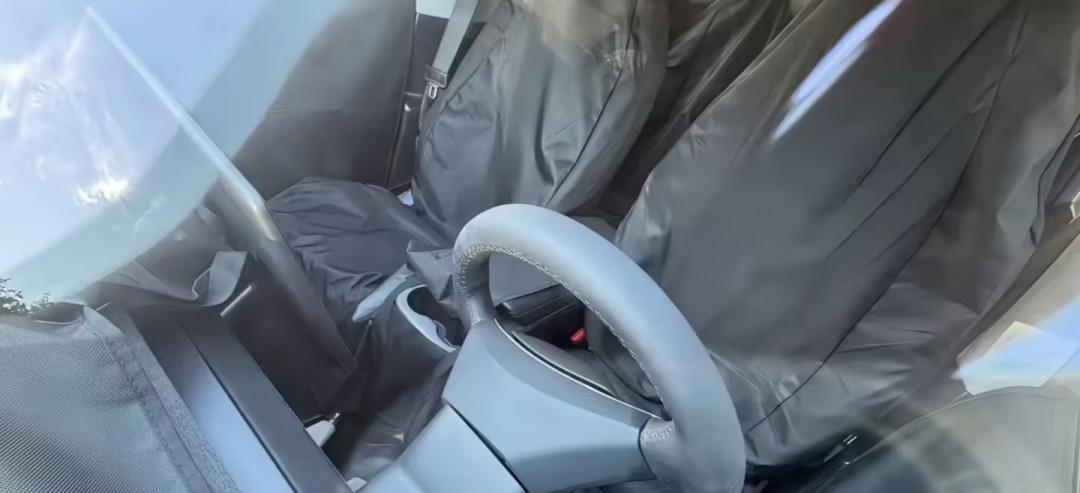 特斯拉廉价 Model Y 减配内饰曝光；Firefox 终止中国账户运营；宇树王兴兴：经常偷懒，用 AI 写代码｜极客早知道 