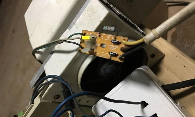 饮水机为何会通电掉闸？（探寻饮水机通电掉闸的原因与解决方法）