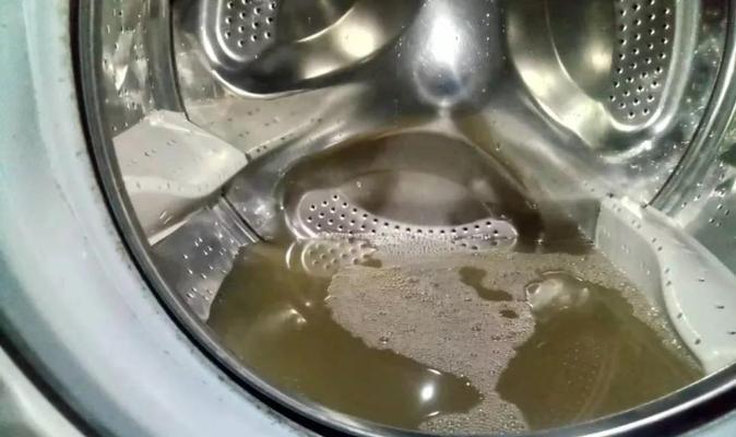 洗衣机底部漏水的原因及解决方法（如何避免洗衣机底部漏水？）