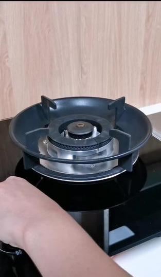 科威龙燃气灶清洗方法（轻松保持燃气灶清洁）