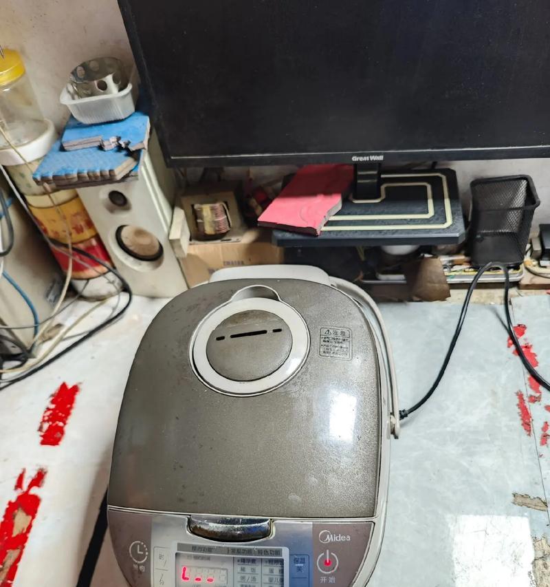 智能电饭煲盖卡扣的维修方法（解决智能电饭煲盖卡扣松动或损坏的实用技巧）