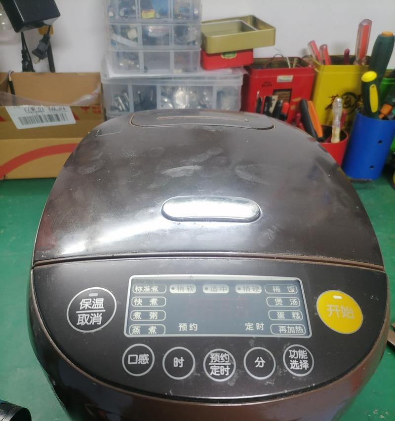 智能电饭煲盖卡扣的维修方法（解决智能电饭煲盖卡扣松动或损坏的实用技巧）