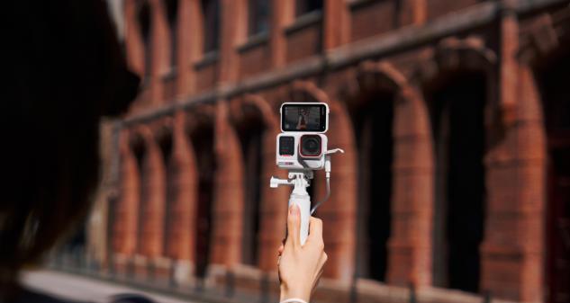 影石Insta360上新Ace Pro 2冰川白限量版：机内直出Live图，新增多款胶片滤镜和配件